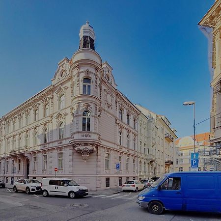Beautiful Condo At The Old Town Bratislava Exterior foto